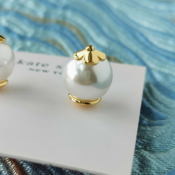 Kate Spade Pearls On Pearls Flower Gold White Stud Earrings. New with pouch - Picture 3 of 3